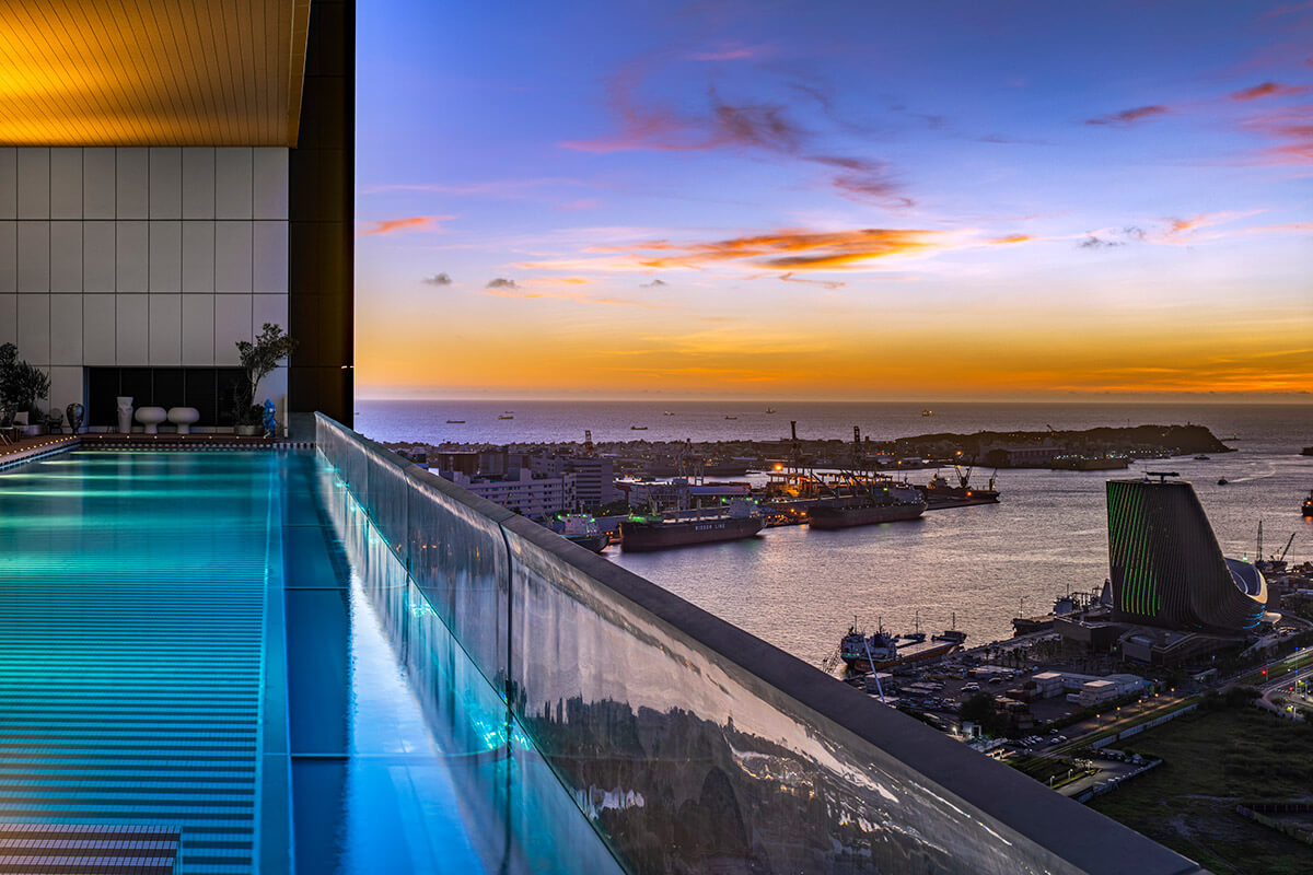 高空懸挑透明無邊際泳池